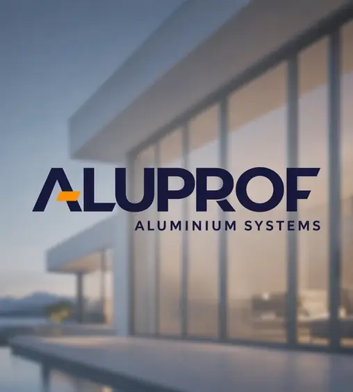 Logo van ALUPROF over een beglaasde gevel bij schemer