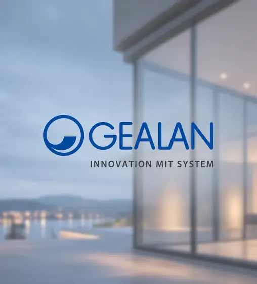 Logo van GEALAN over een beglaasde gevel bij schemer