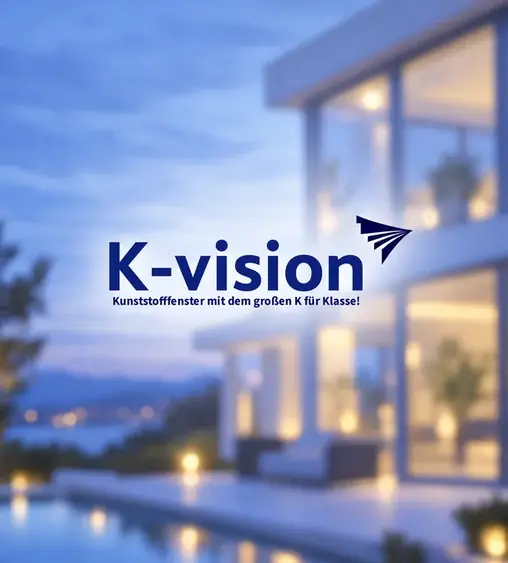 Logo von K-vision mit dem Slogan „Kunststofffenster mit dem großen K für Klasse!“ vor einer Villa in der Dämmerung