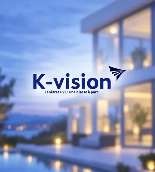 Logo de K-vision avec le slogan « Fenêtres PVC : une Klasse à part ! » devant une villa au crépuscule