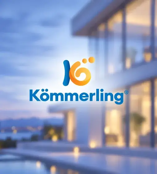 Logo van Kömmerling voor een villa met veel glas bij schemer