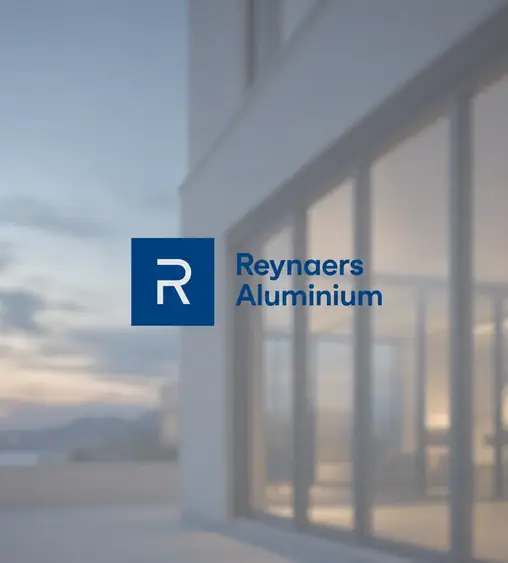 Logo van Reynaers Aluminium over een beglaasde gevel
